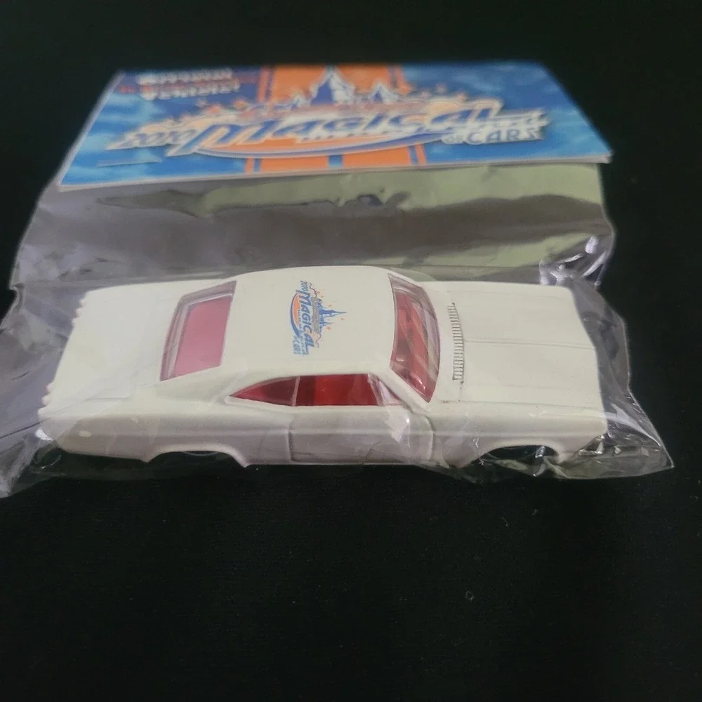 HOT WHEELS Official in Room Trading Vehicle 2010 Diecast Space Magical Weekend